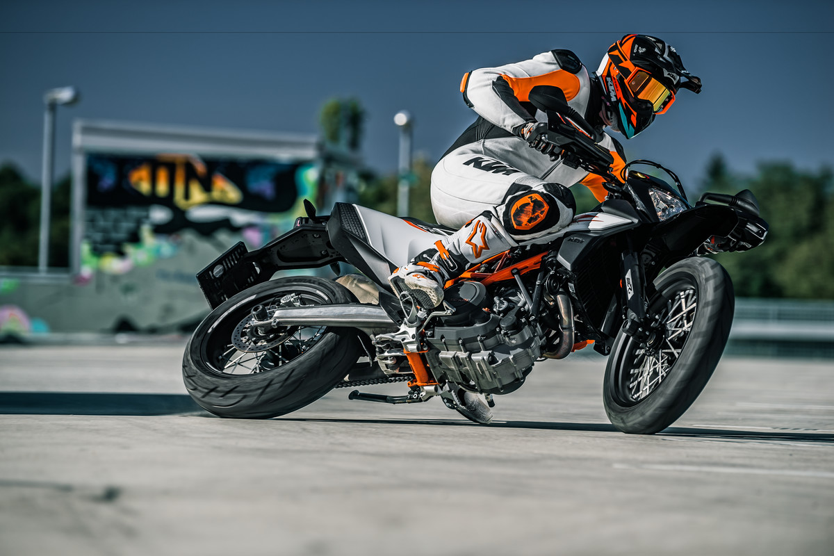 KTM 690 SMC R 2019 - Photo: Schedl R