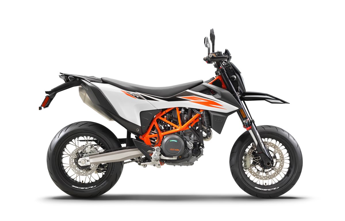 19_KTM_690-SMC-R_Studio_1