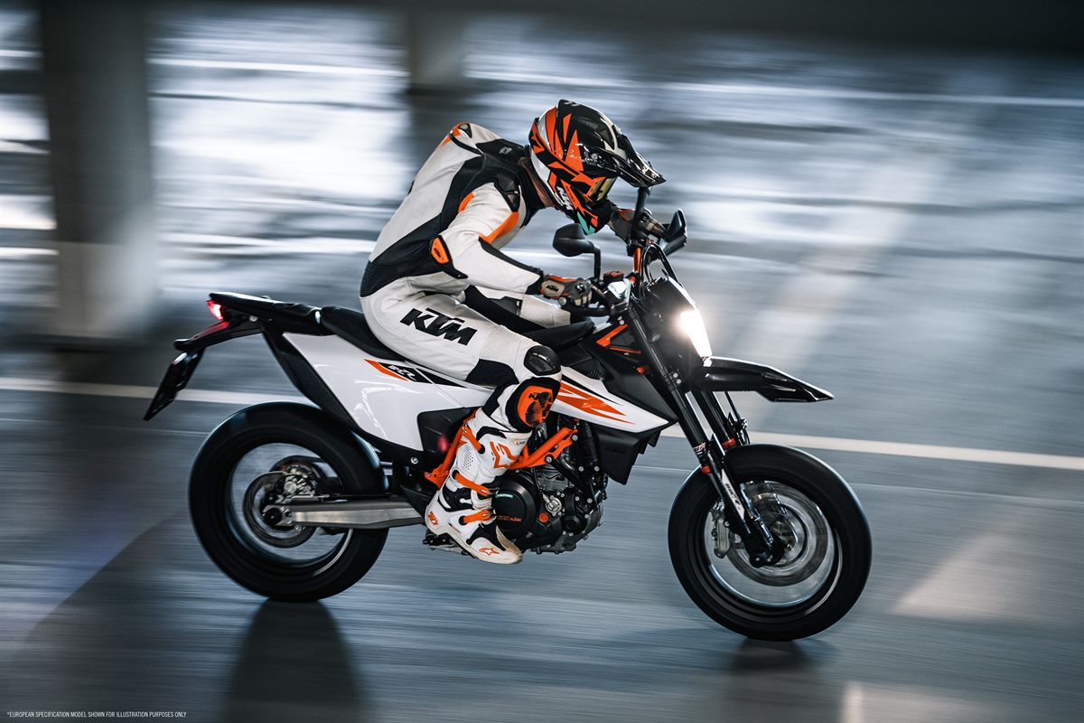 19_KTM_690-SMC-R_Action_1