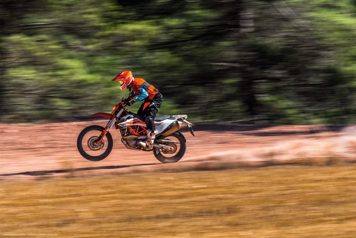 19_KTM_690-ENDURO-R_Action_2