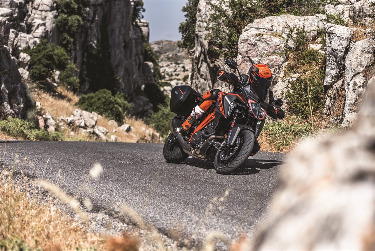 KTM 1290 SUPER DUKE GT_Action 02