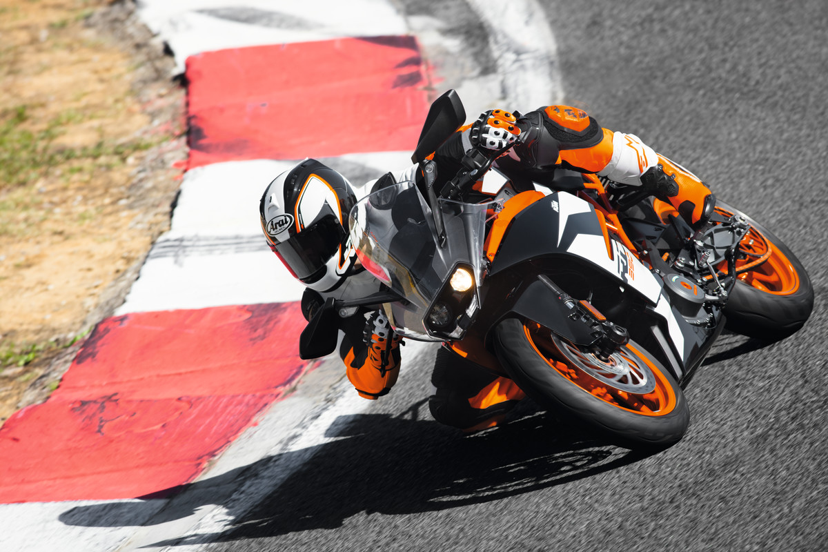 154823_KTM RC 390 MY 2017 (1)