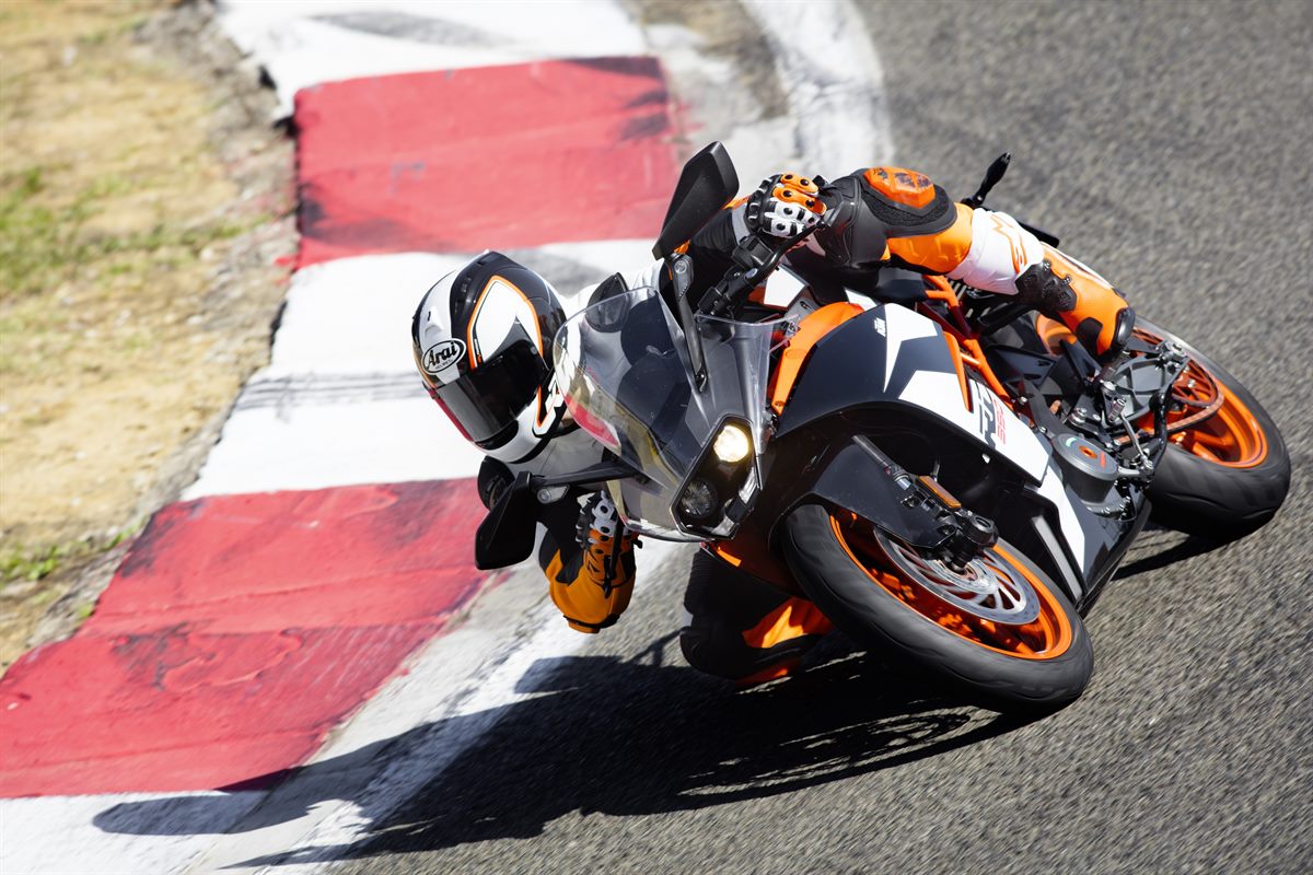 KTM RC 390_Action 04