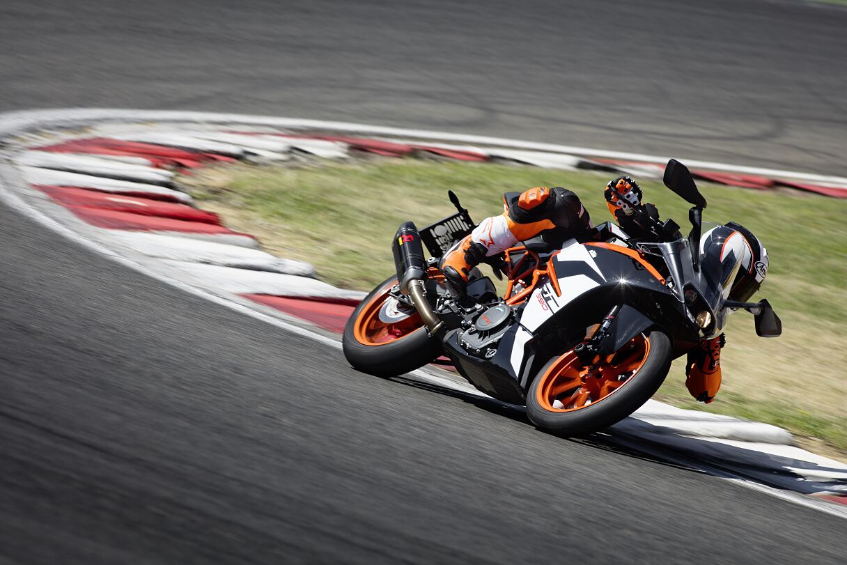 KTM RC 390_Action 01