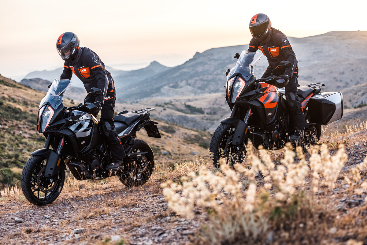 2 KTM 1290 SUPER ADV S 2019_action