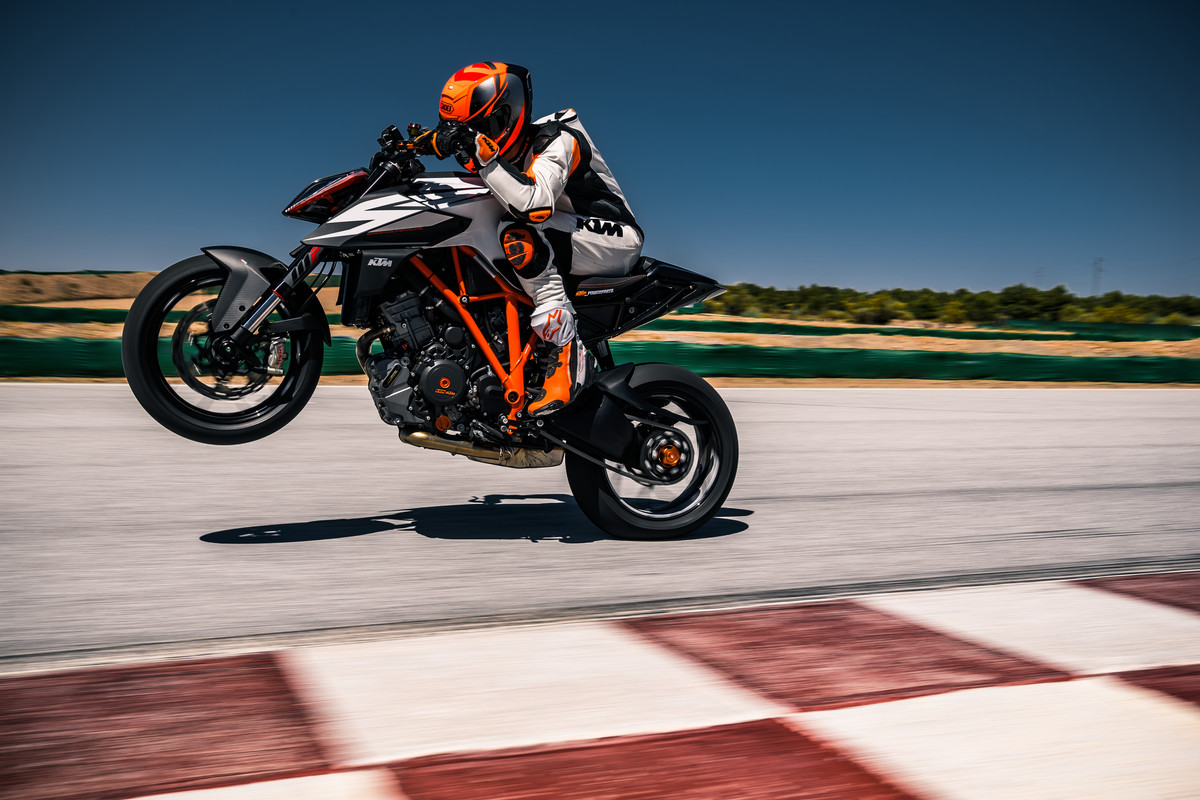 KTM 1290 Super Duke R 2019_action