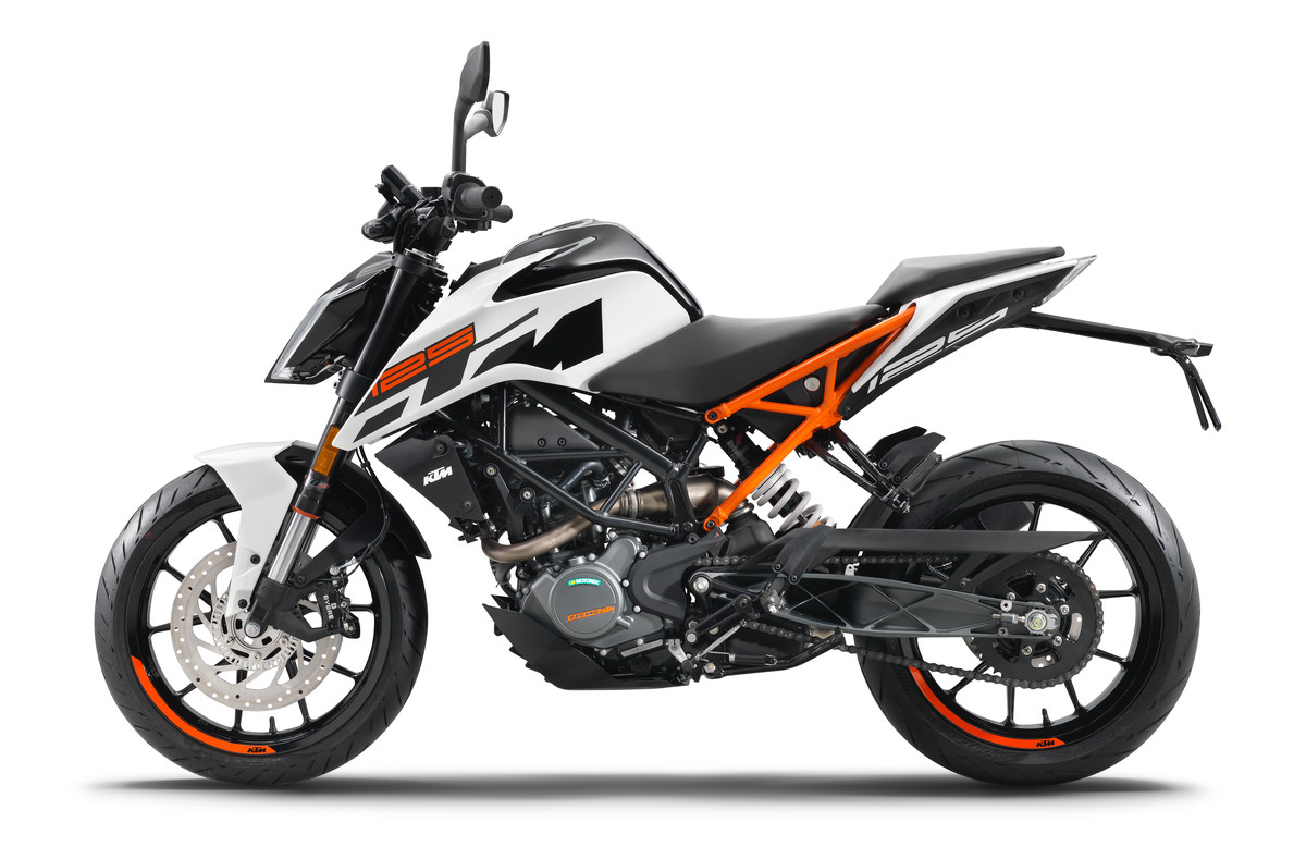 165329_Duke_125_white_le_90de_MY17KTM 125 Duke white studio 2017 Mitterbauer