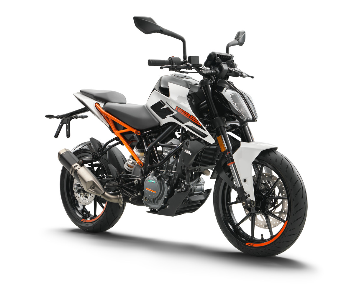 165332_Duke_125_white_ri_front_MY17KTM 125 Duke white studio 2017 Mitterbauer