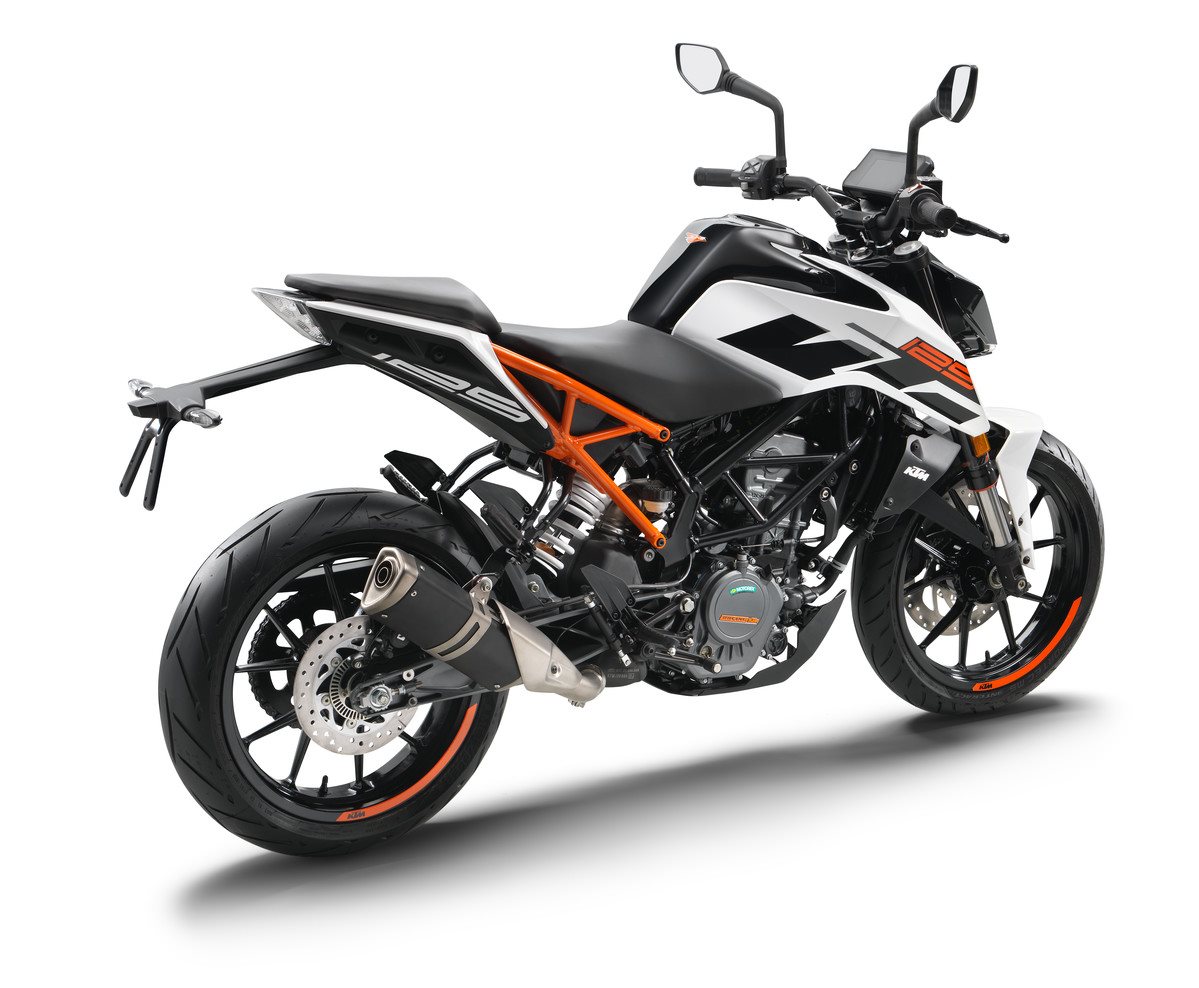 165333_Duke_125_white_ri_rear_MY17KTM 125 Duke white studio 2017 Mitterbauer