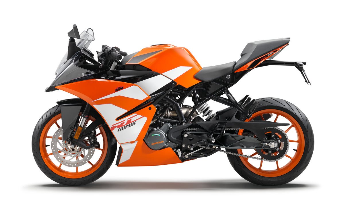 170649_KTM RC 125 90 degree left MY 2017