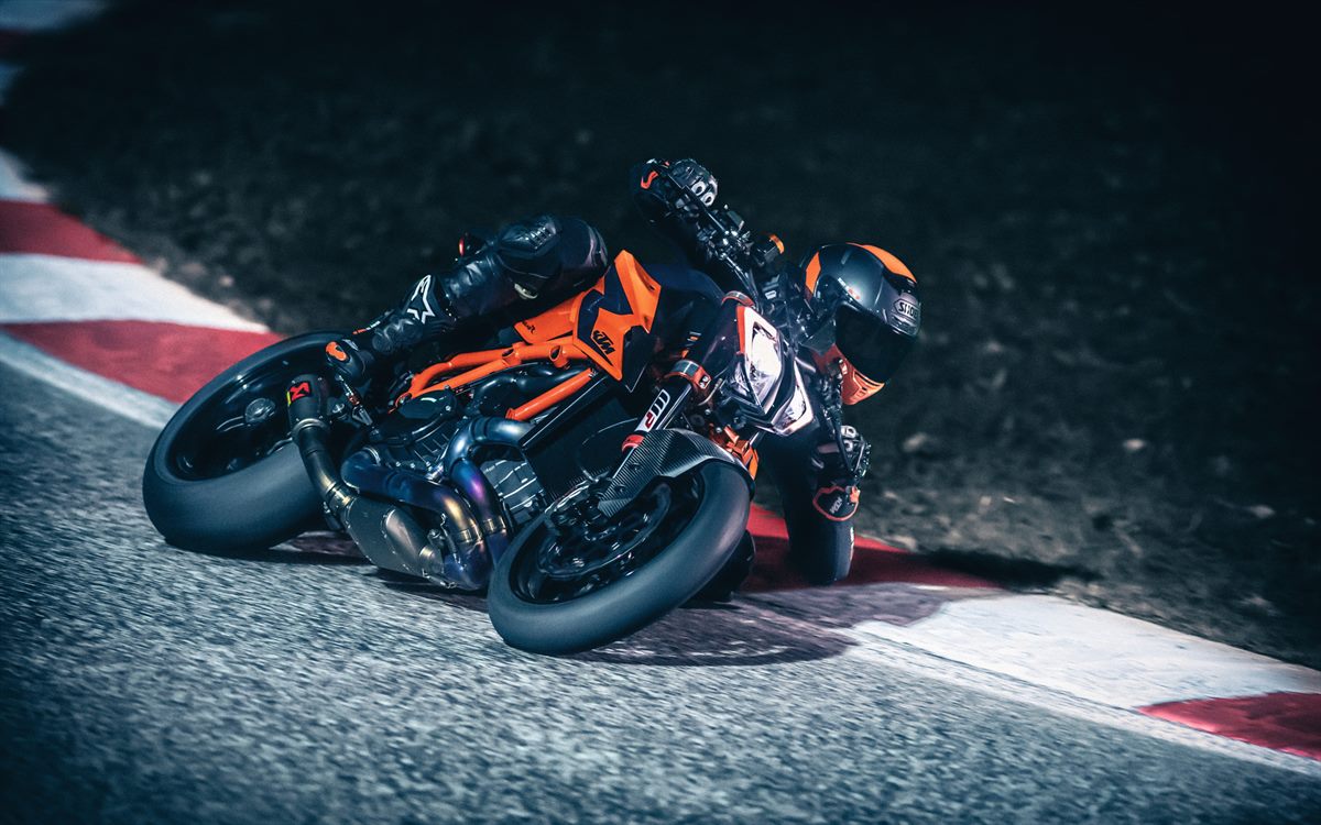 01 KTM 1290 SUPER DUKE R MY20 - Action-3