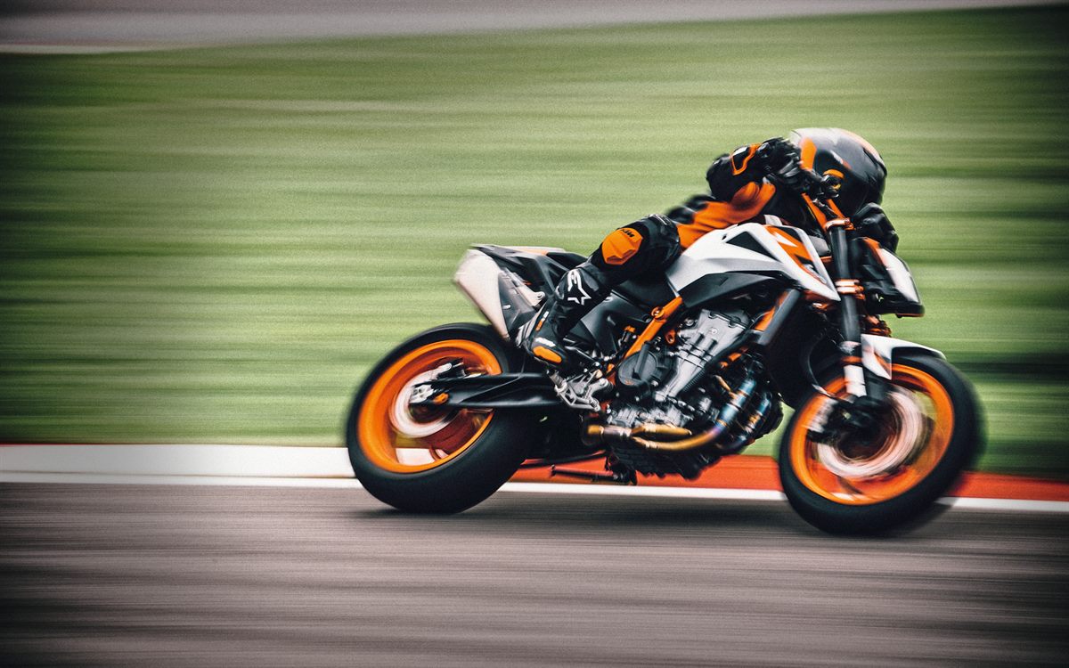05 KTM 890 DUKE R - Action-2
