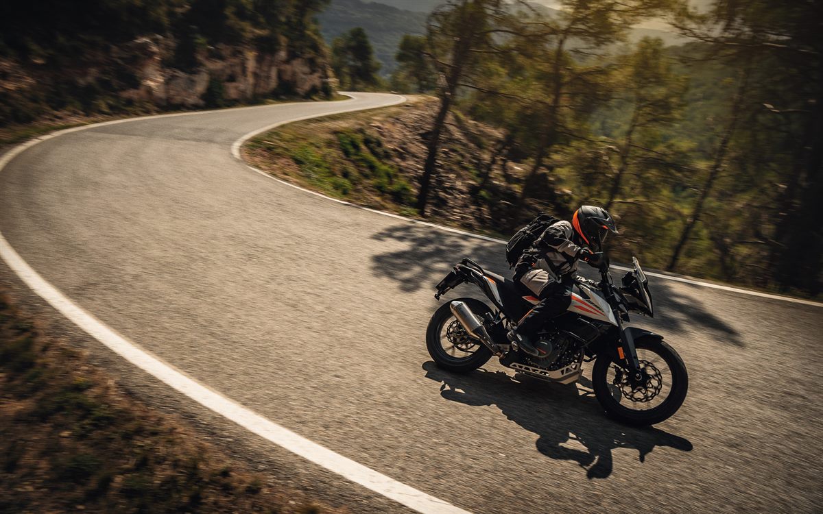11 KTM 390 ADVENTURE MY20 Action-1