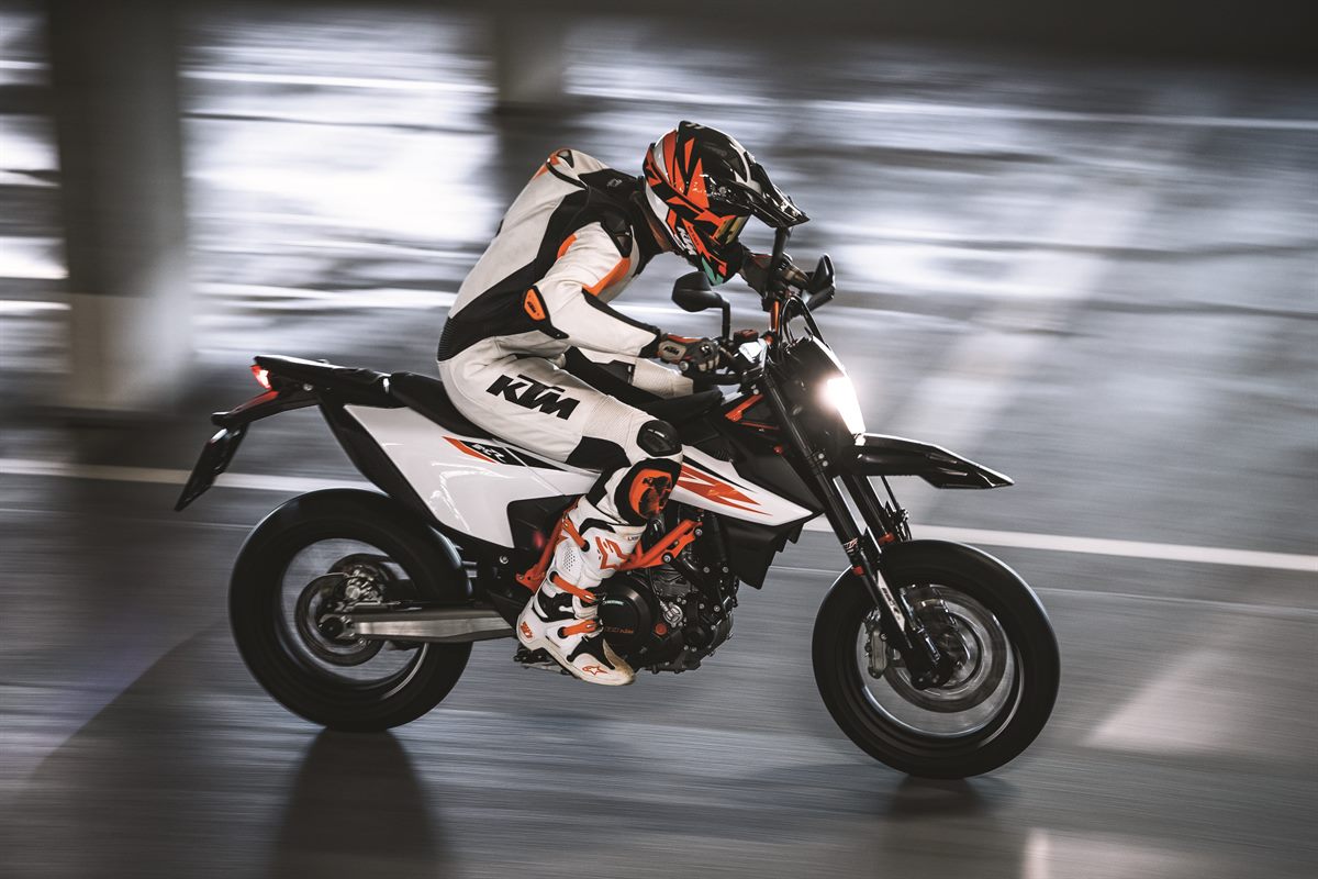 KTM 690 SMC R_Action 02