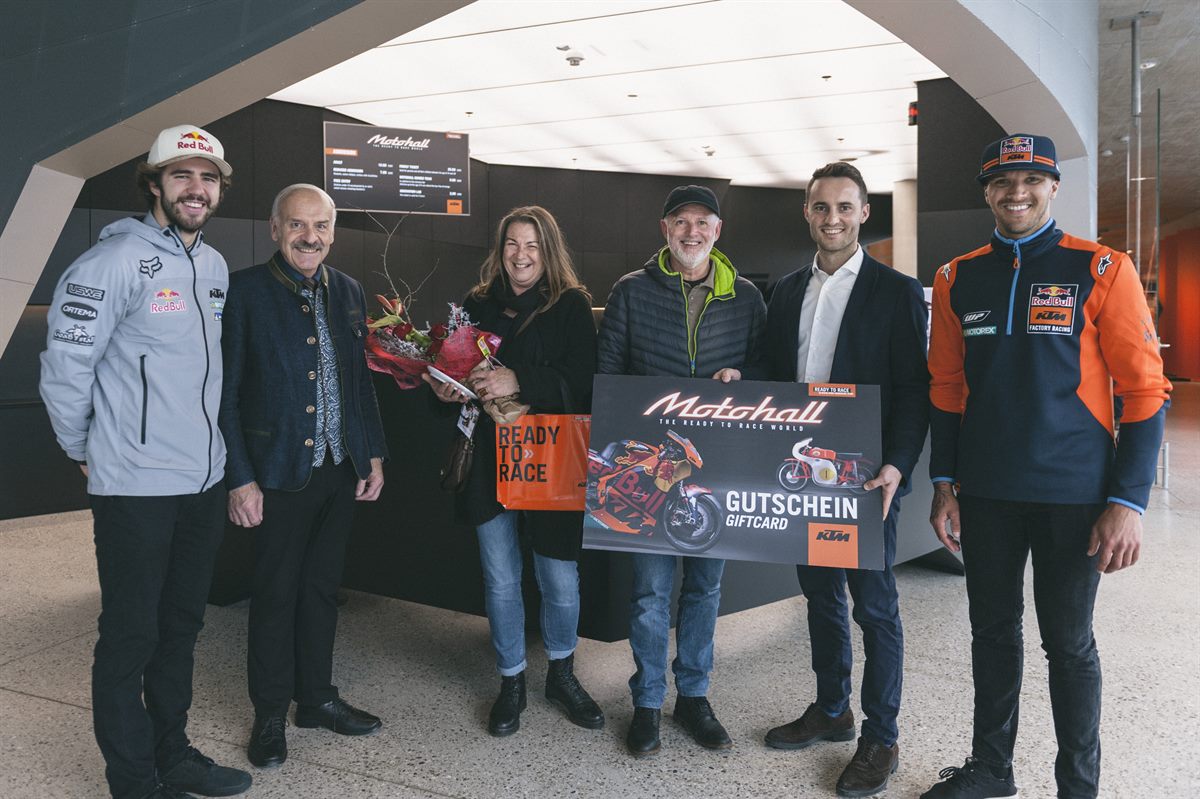 Ehrung des 50.000 Besuchers in der KTM Motohall