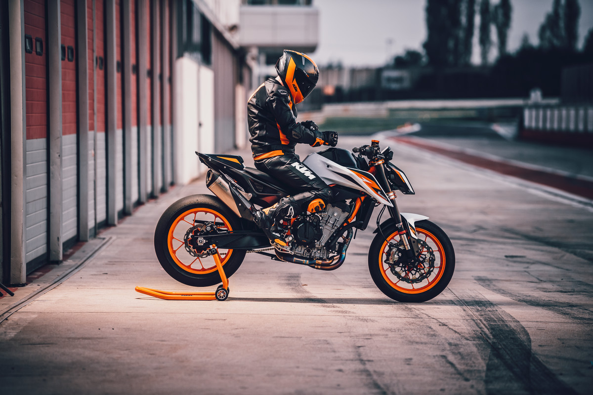 339367_323734_890 DUKE R 2020