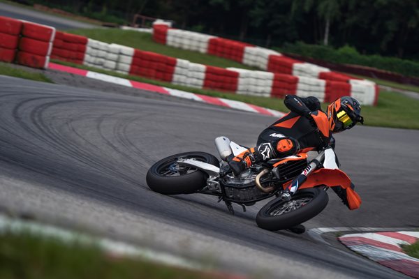 KTM 450 SMR 2021 Action2