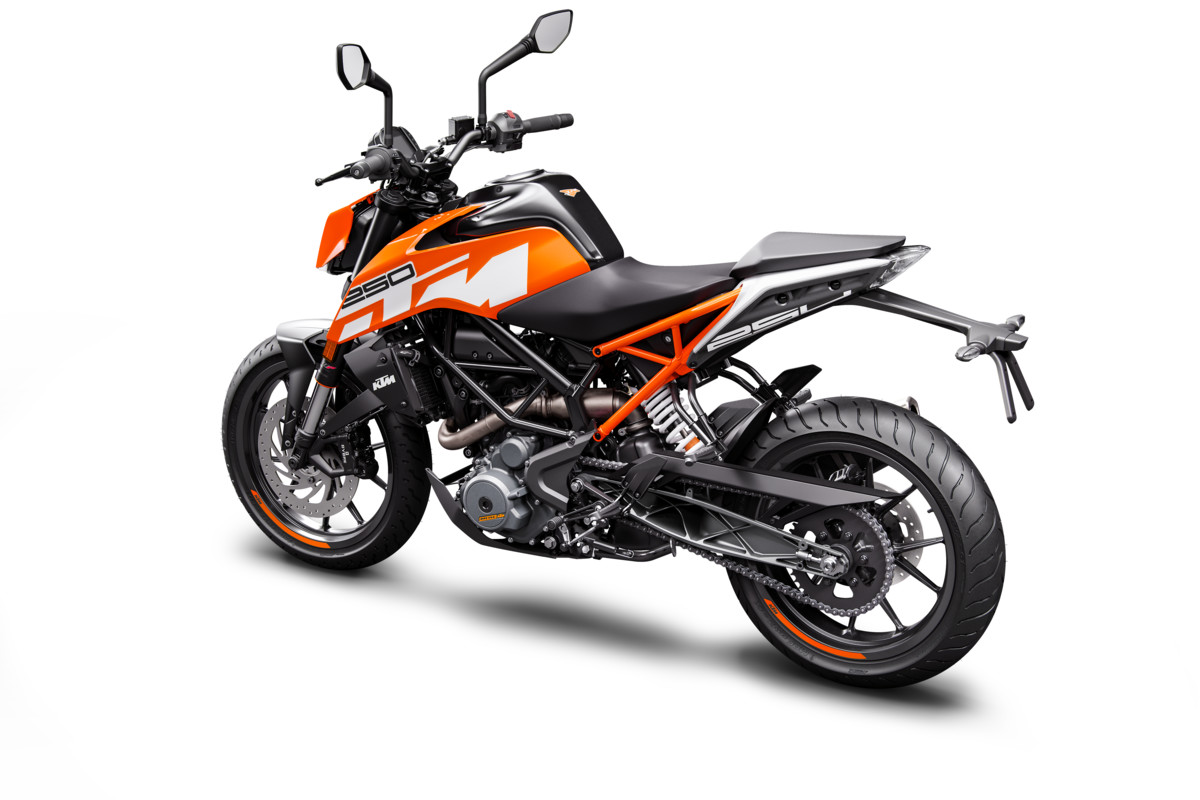170604_KTM 250 DUKE Orange Rear Left MY 2017
