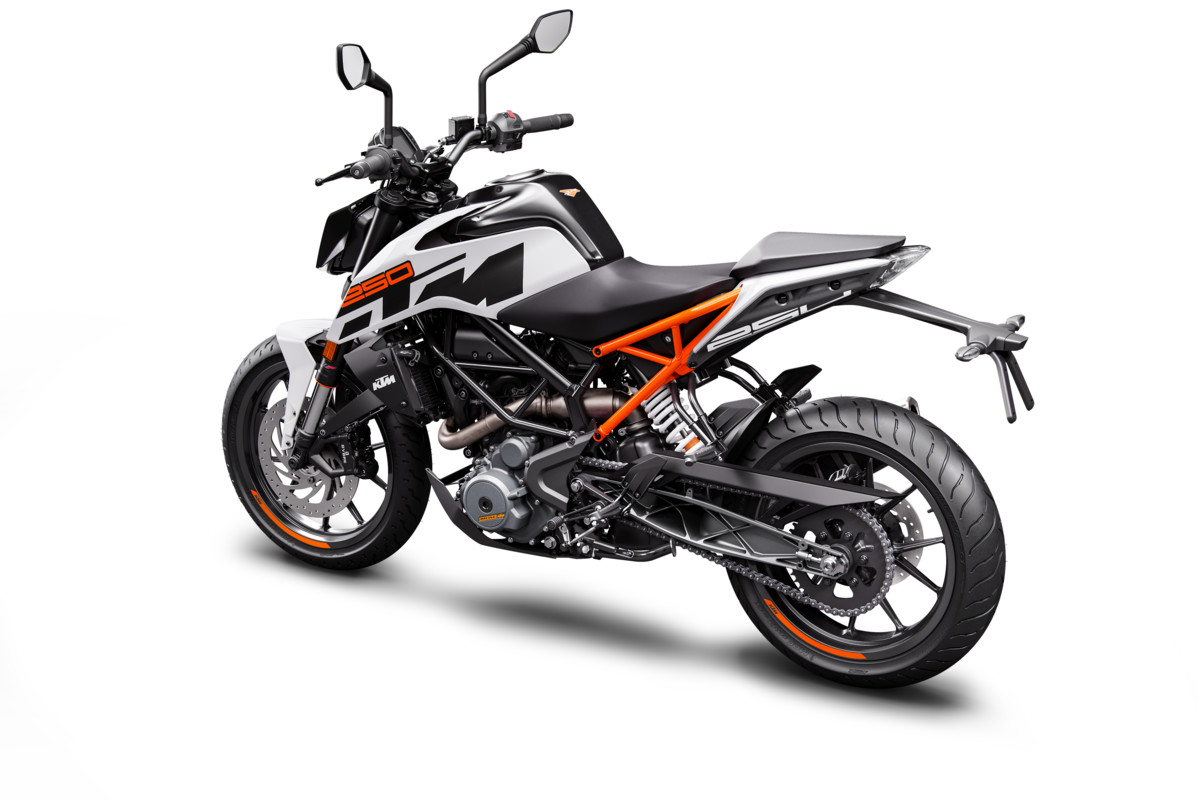 170614_KTM 250 DUKE White Rear Left  MY 2017