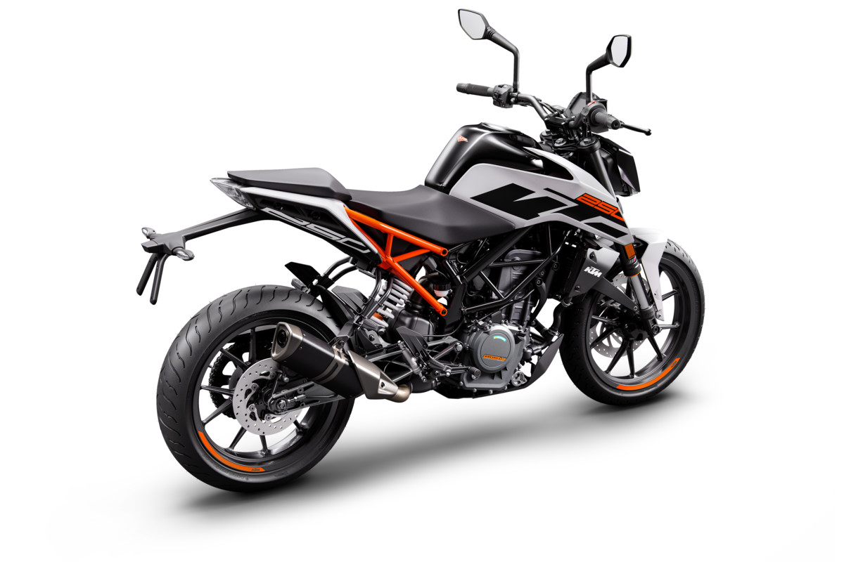 170616_KTM 250 DUKE White Rear Right MY 2017