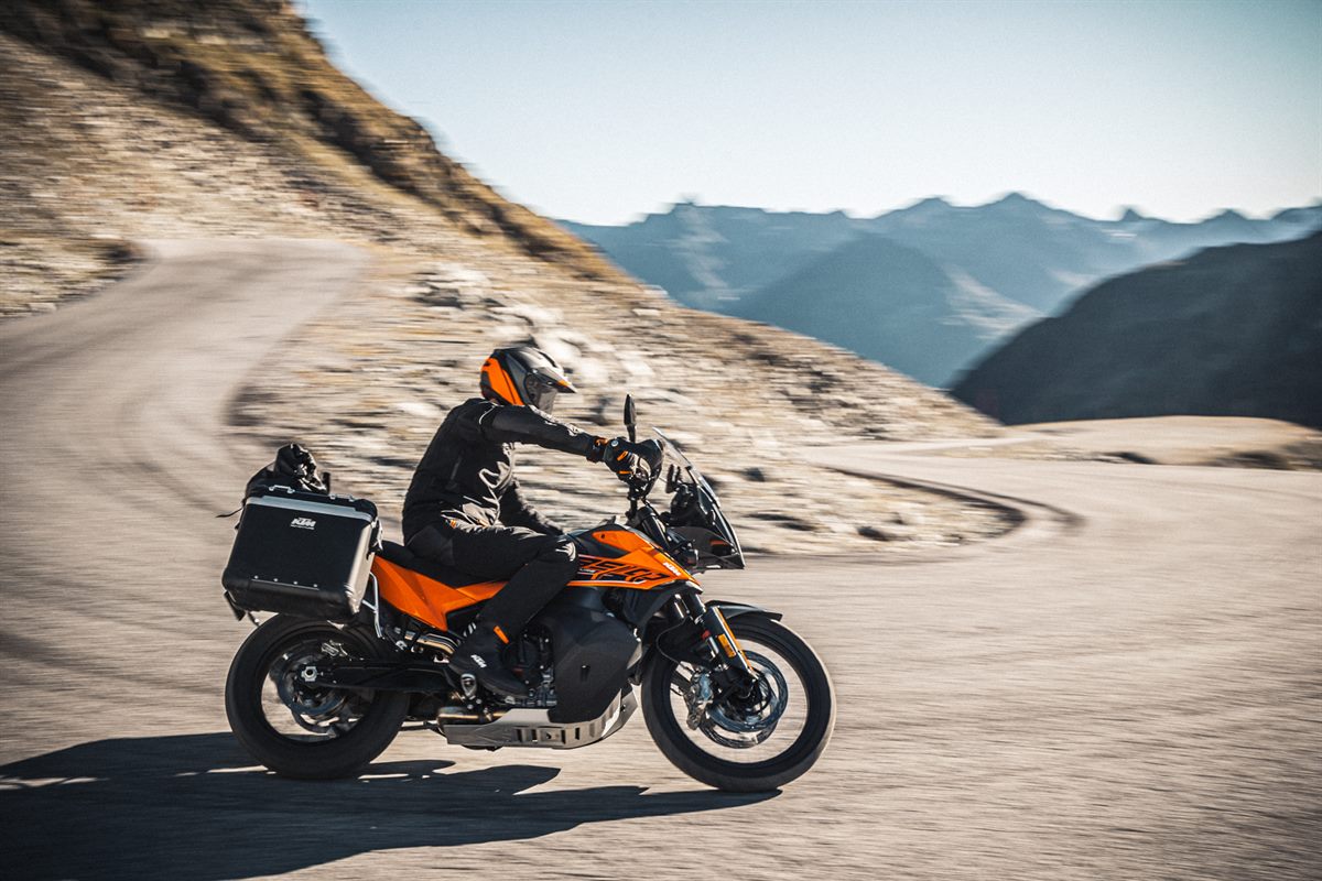 MY21 KTM 890 ADVENTURE action2