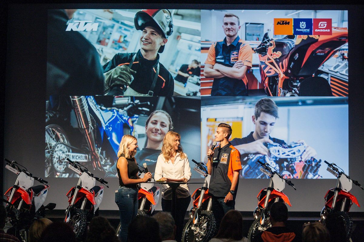 Übergabe Motorräder an die KTM Lehrlinge