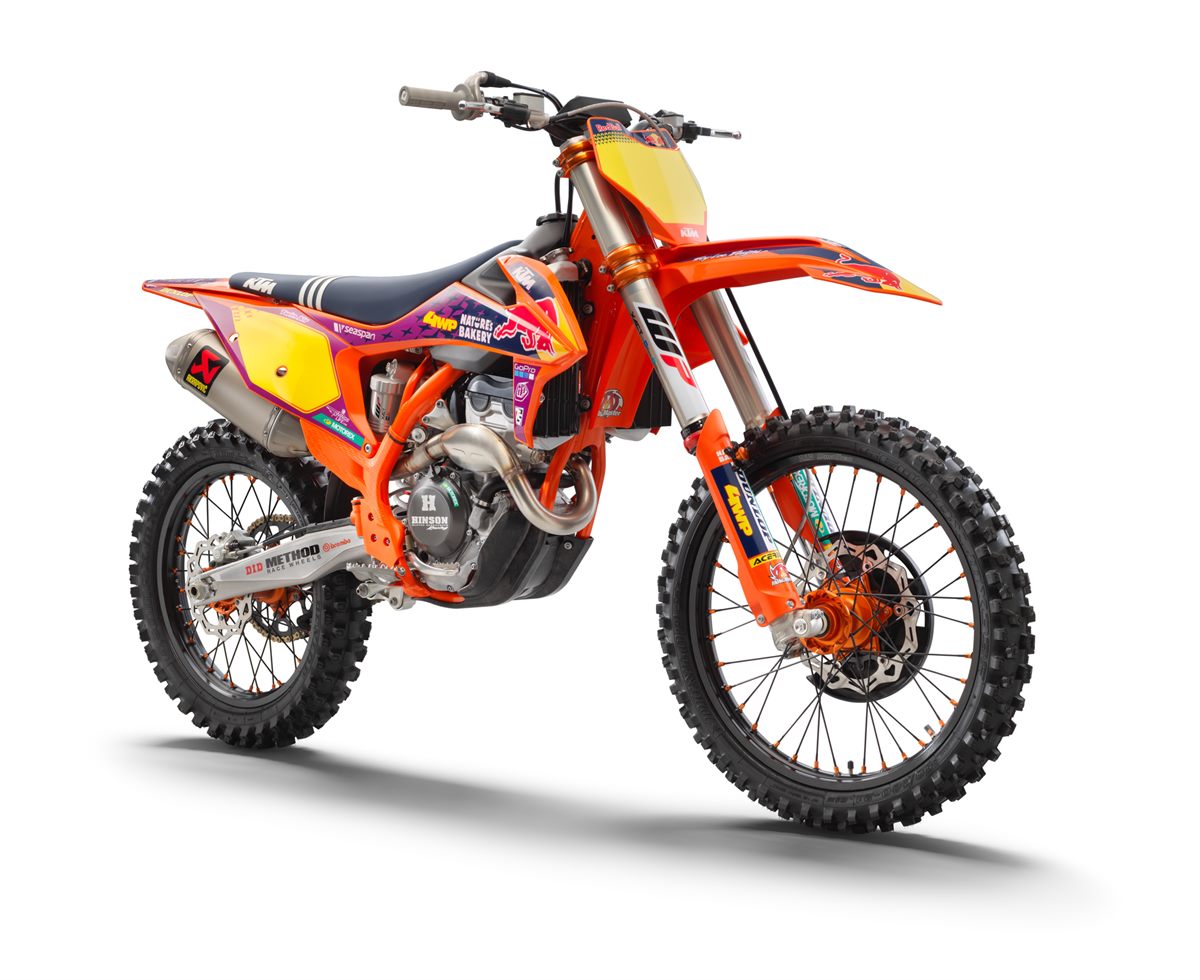 KTM 250 SX-F TLD Studio front right.jpg