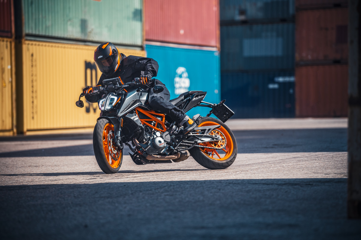 KTM 390 DUKE - Action