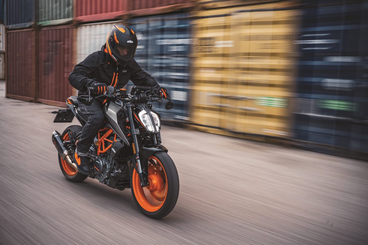 358709_KTM Naked Model Range_ Action