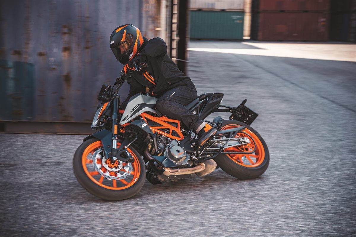 358744_KTM Naked Model Range_ Action