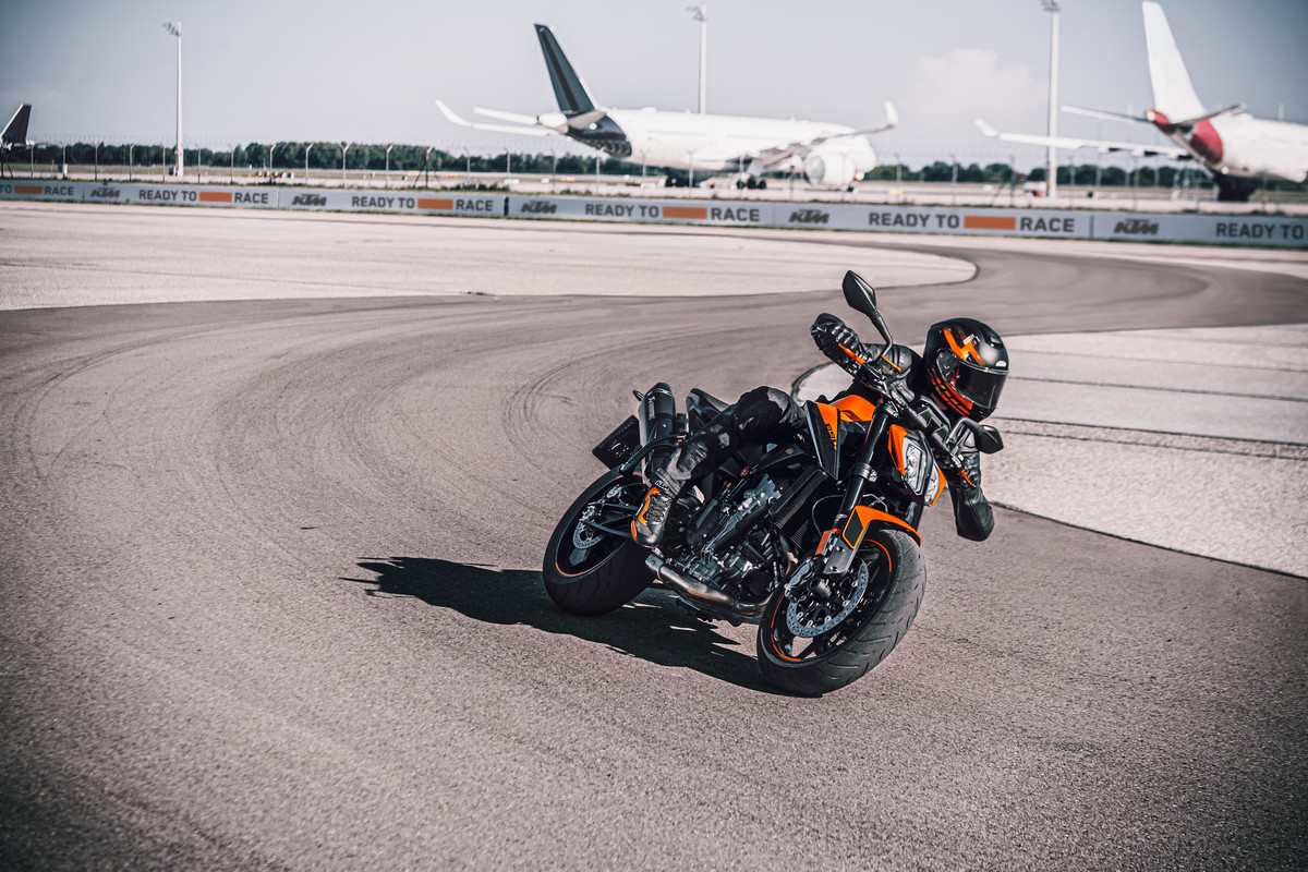 KTM 890 DUKE - Action