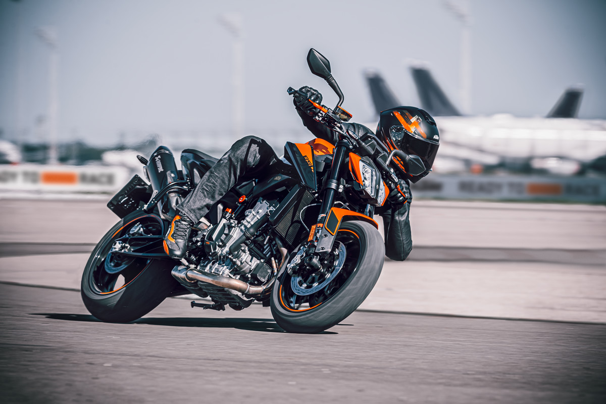 KTM 890 DUKE - Action