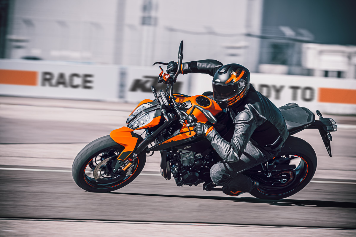 KTM 890 DUKE - Action