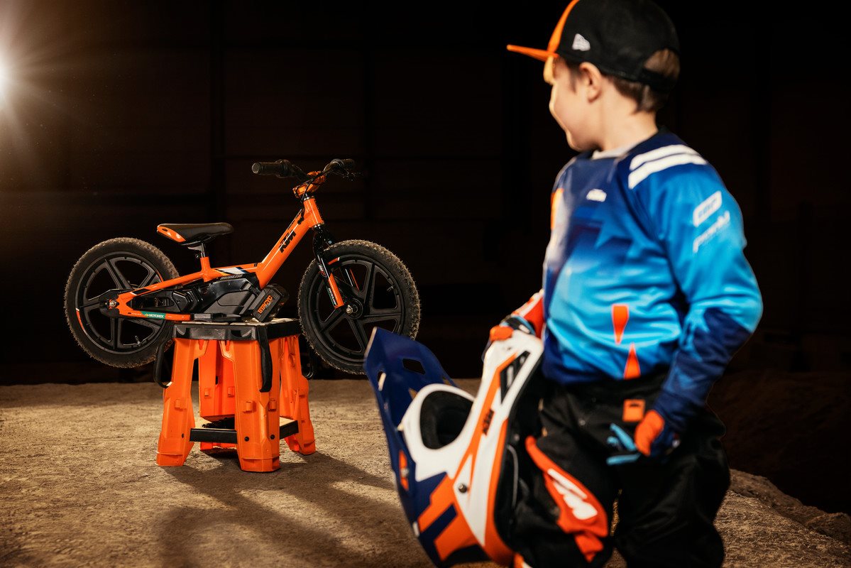 STACYC KTM Factory Replica 16eDRIVE - Static