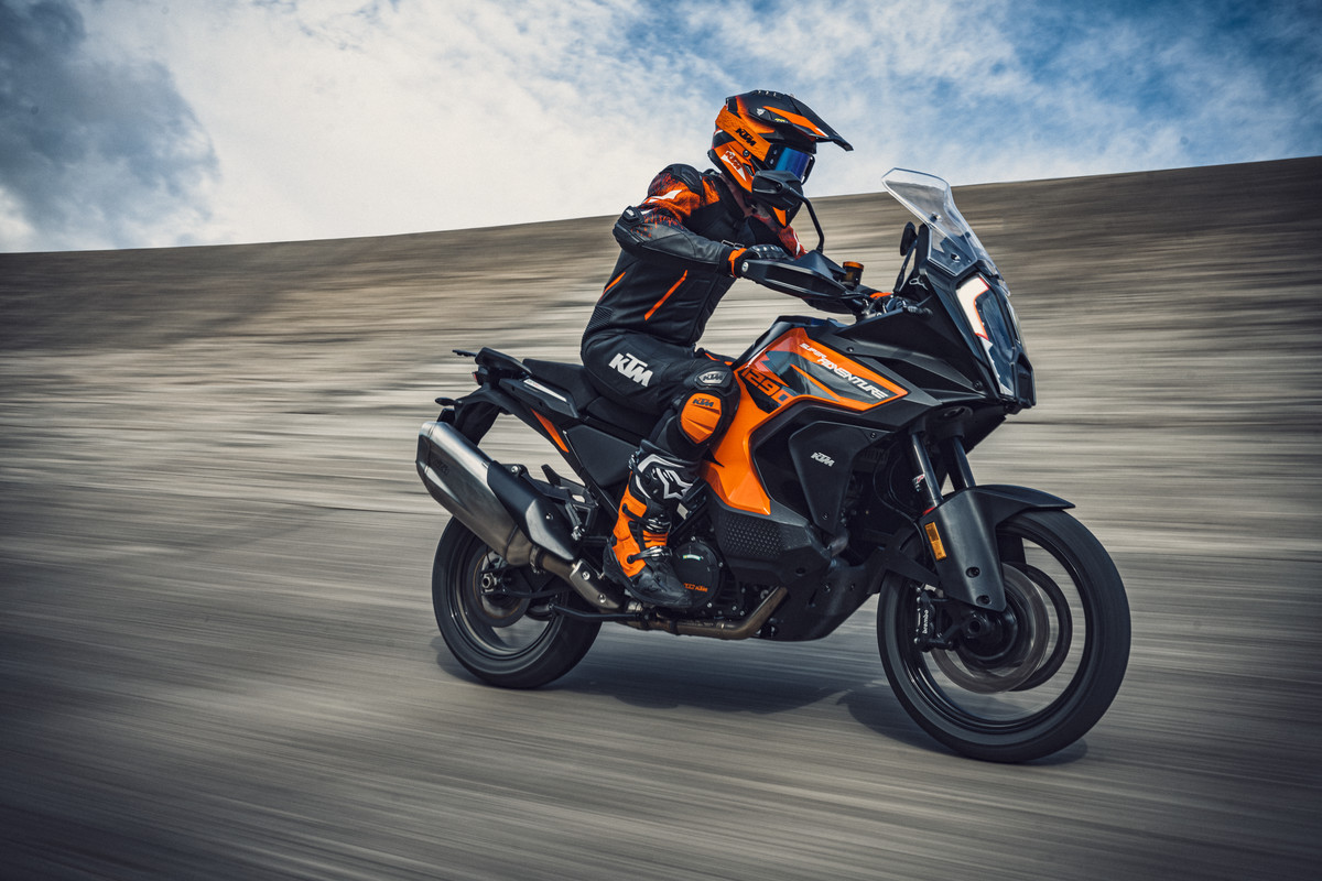 371567_MY21 KTM 1290 SUPER ADVENTURE S_ Action.jpg