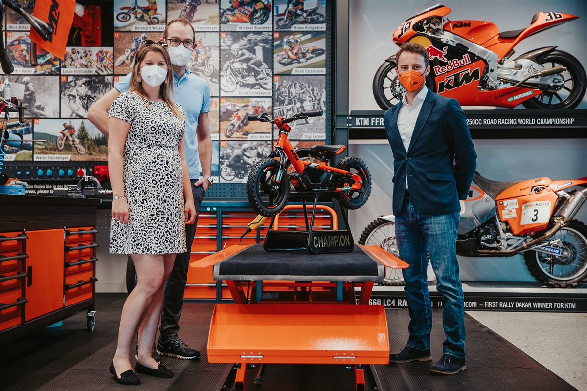 KTM Motohall Gewinnspielübergabe