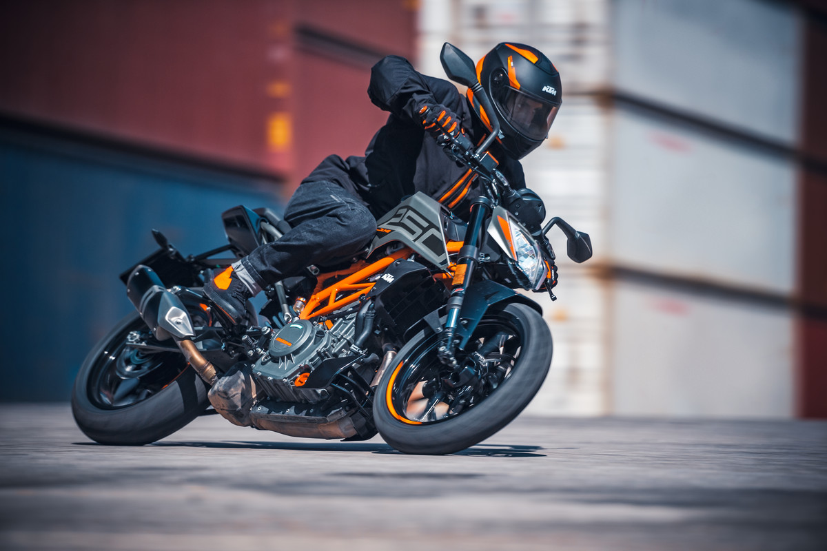 358692_KTM Naked Model Range_ Action