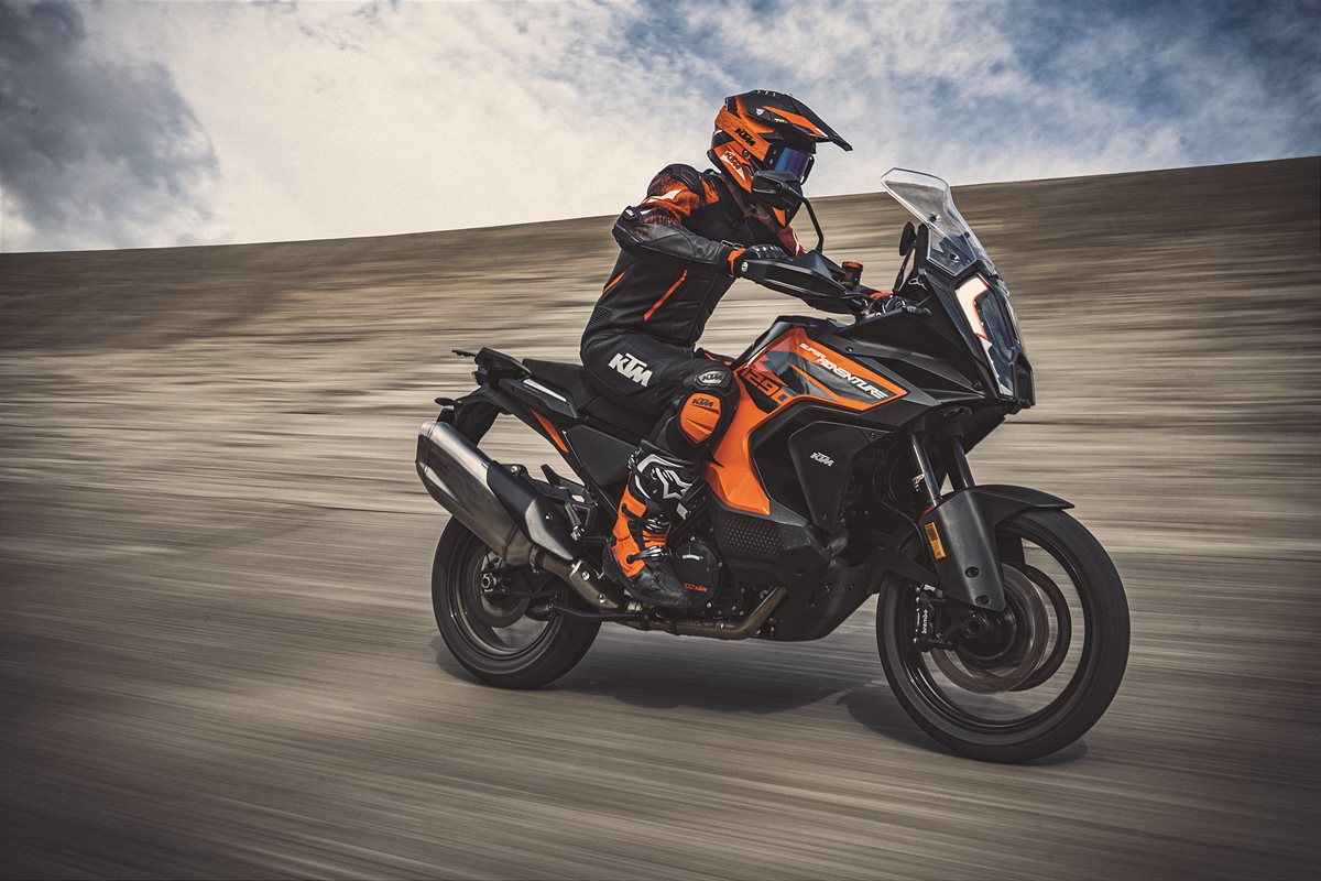 371567_MY21 KTM 1290 SUPER ADVENTURE S_ Action (002)