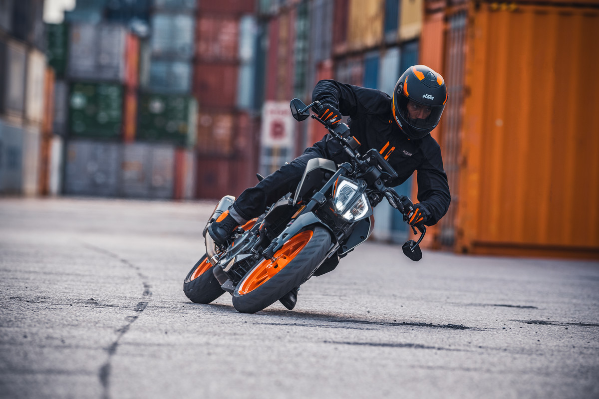 358702_KTM Naked Model Range_ Action
