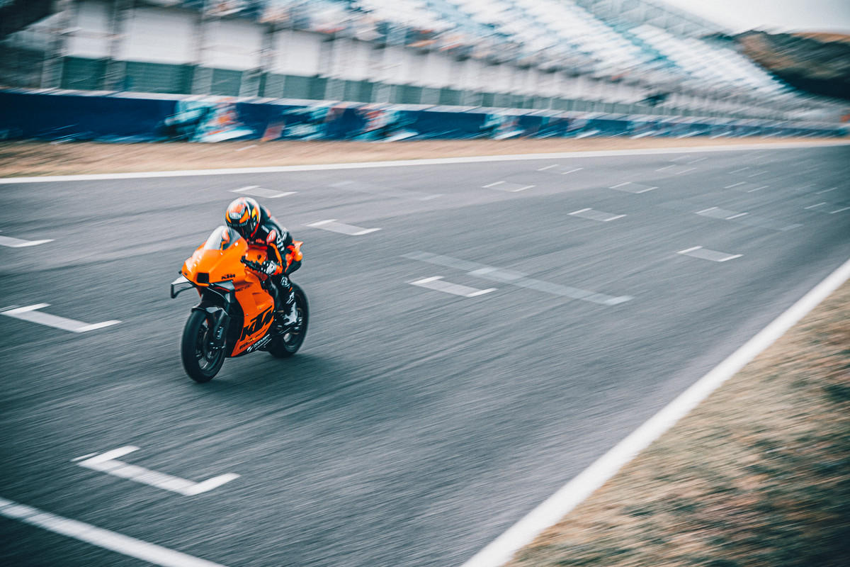 392421_MY22_ KTM RC 8C_ Static_ Mika Kallio