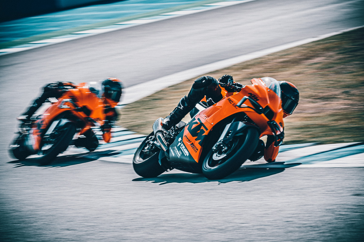392415_MY22_ KTM RC 8C_ Action