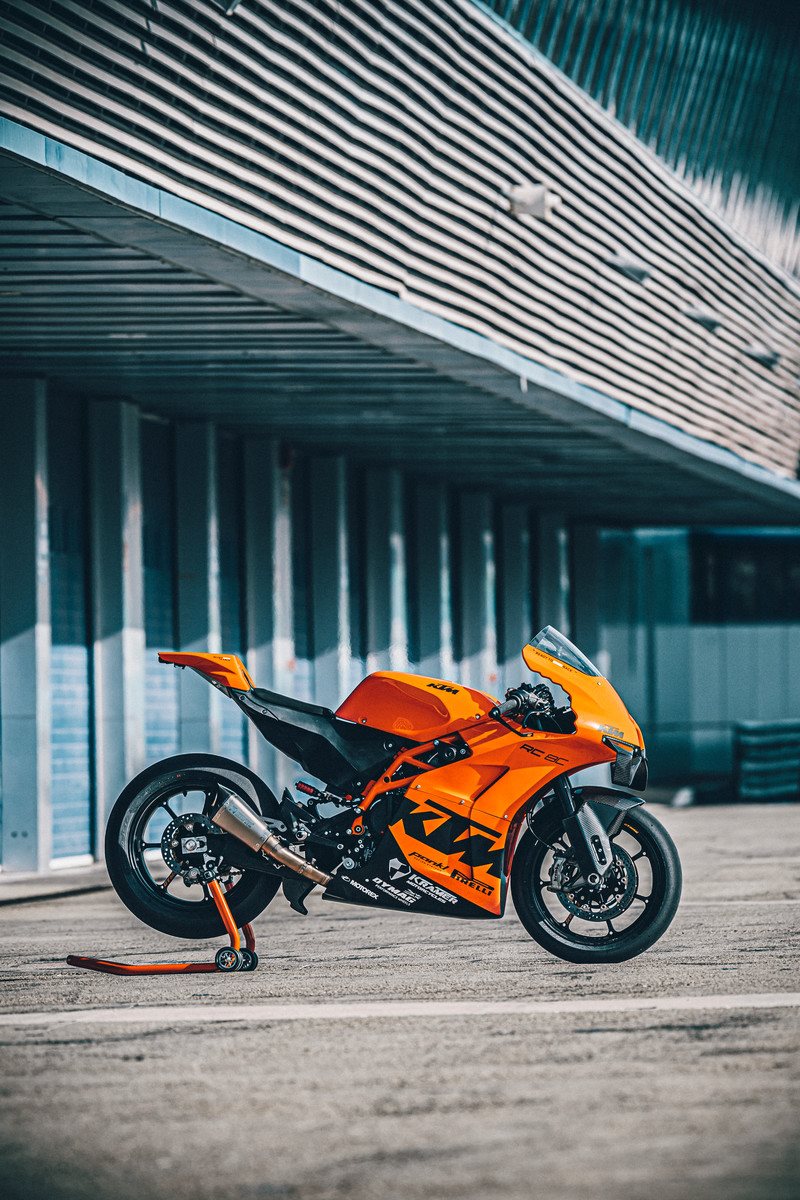 392440_MY22_ KTM RC 8C_ Static