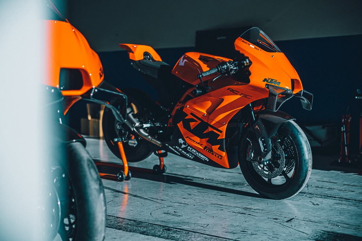 392441_MY22_ KTM RC 8C_ Static