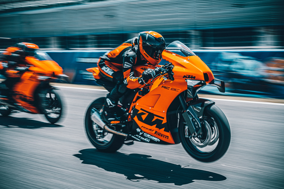 392456_MY22_ KTM RC 8C_ Action
