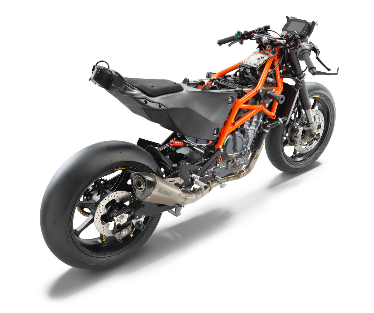 391207_RC 8C_rear ri stripped_MY2022