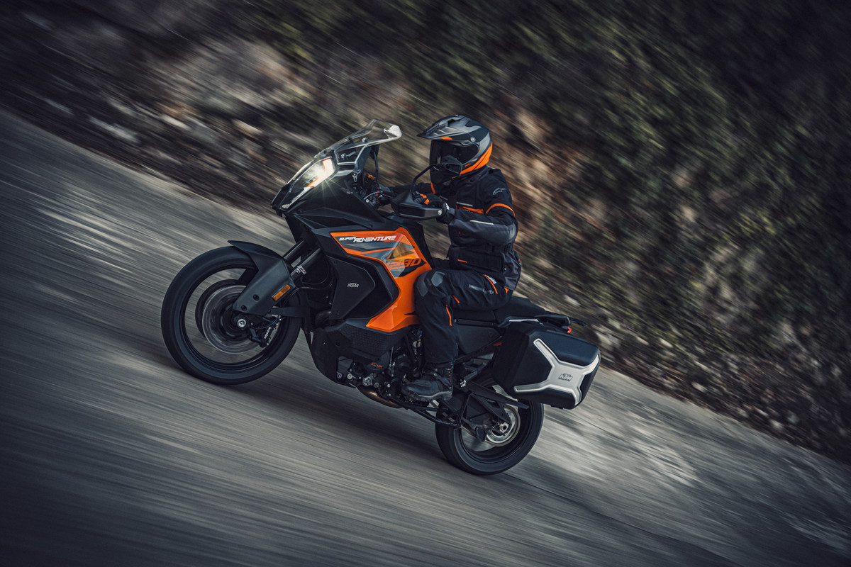 371568_MY21 KTM 1290 SUPER ADVENTURE S_ Action