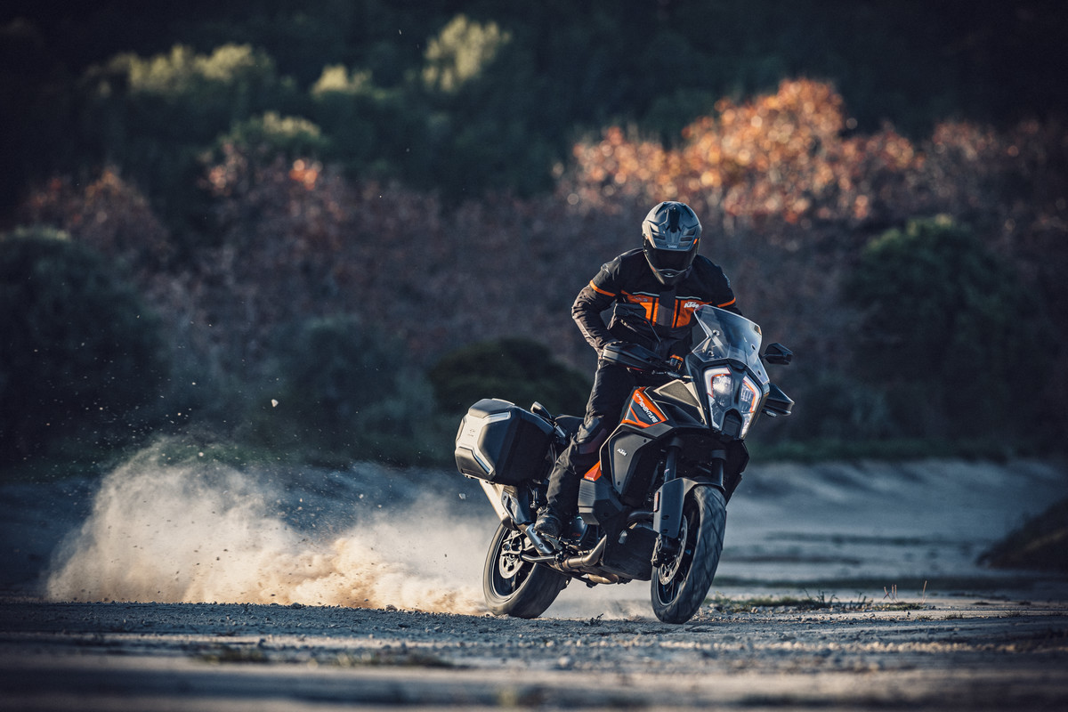 371558_MY21 KTM 1290 SUPER ADVENTURE S_ Action
