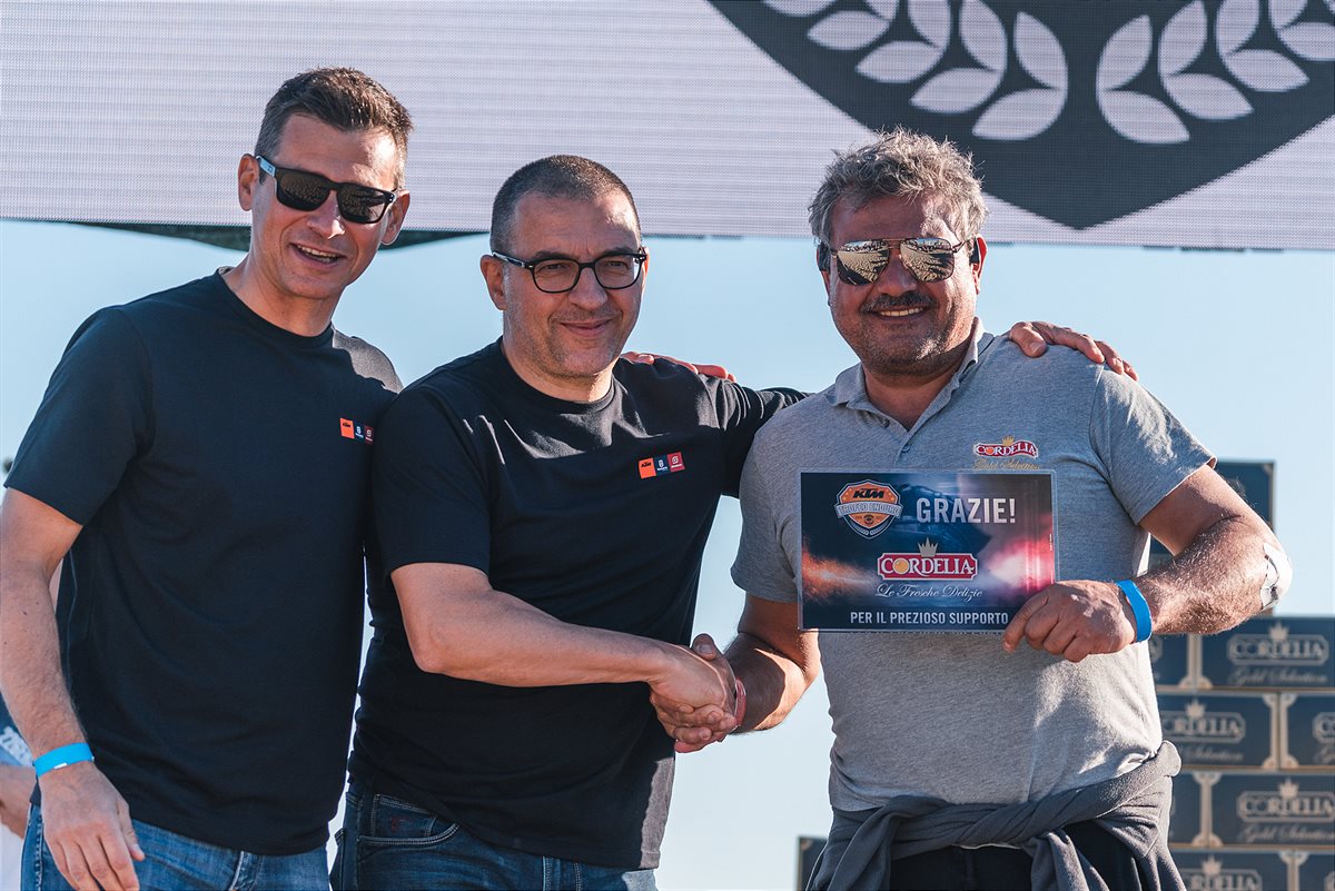 Paolo Carrubba e Tommaso Telaro premiano Carmine De Angelis - Pasta Cordelia