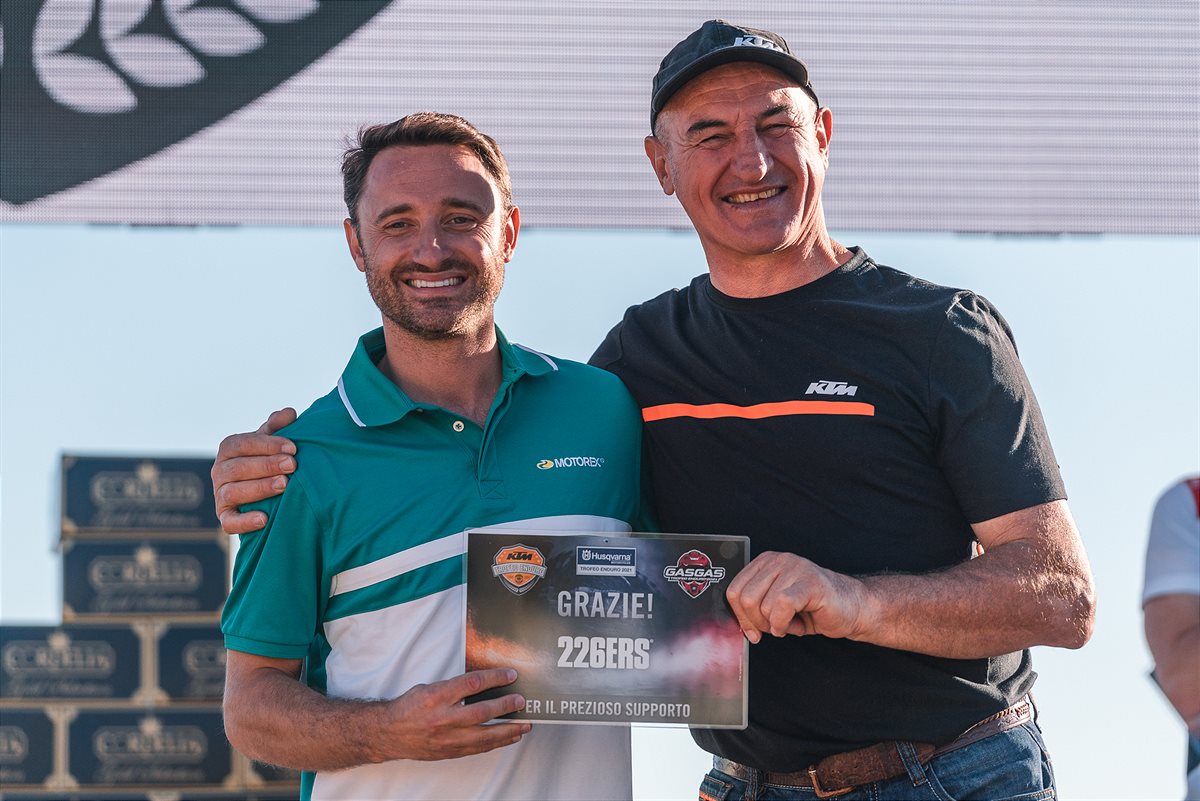 Daniele Lorenzon di Motorex premiato da Giovanni Sala