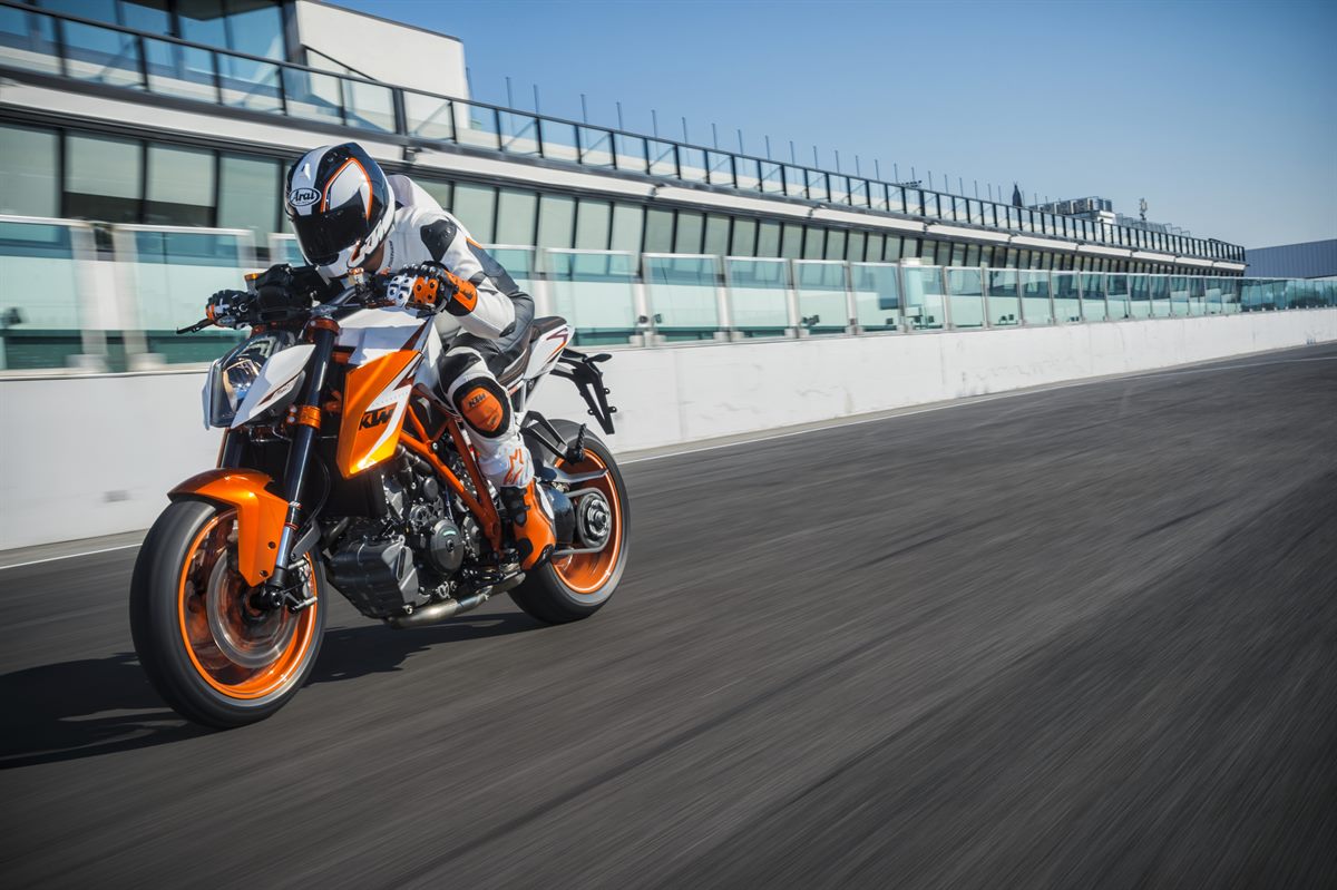 KTM 1290 SUPER DUKE R Special Edition Action